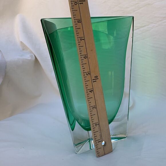 Mouth Blown Handcrafted In Poland Emerald Green Quality Heavy Triangle Vase - Picture 8 of 8